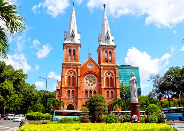 Vé máy bay đi Sài Gòn - Nhà thờ Đức Bà niềm tự hòa của người thành phố