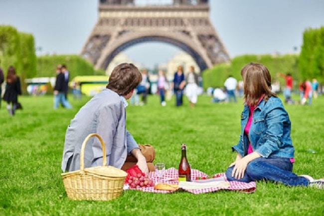 picnic ở tháp Eiffel