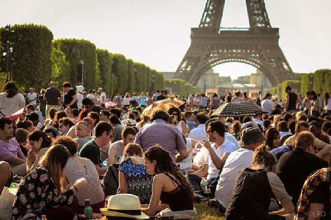 Đi picnic ở tháp Eiffel